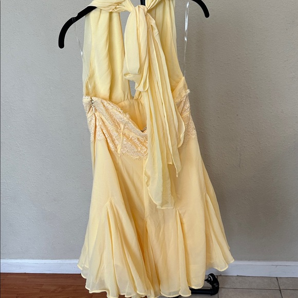 House of CB 'Ailani' Butter Yellow Georgette Halter Neck Mini Dress Size L NWOT - Picture 8 of 12